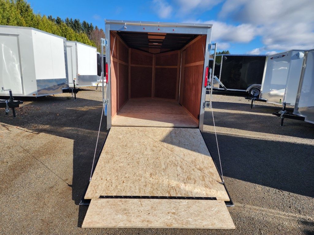 Une rangée de remorques est garée sur un parking.