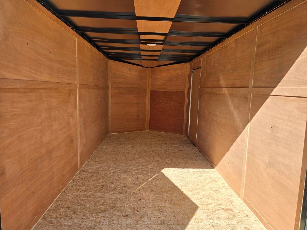 Intérieur de remorque de chargement vide, boiseries, plancher en contreplaqué, ombre.