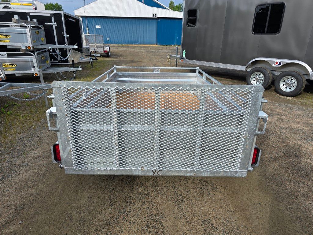 Remorque utilitaire en métal avec hayon grillagé.