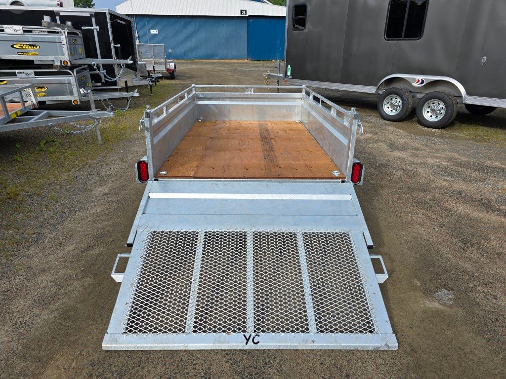 Remorque en aluminium avec rampe abaissée, pour l'extérieur.