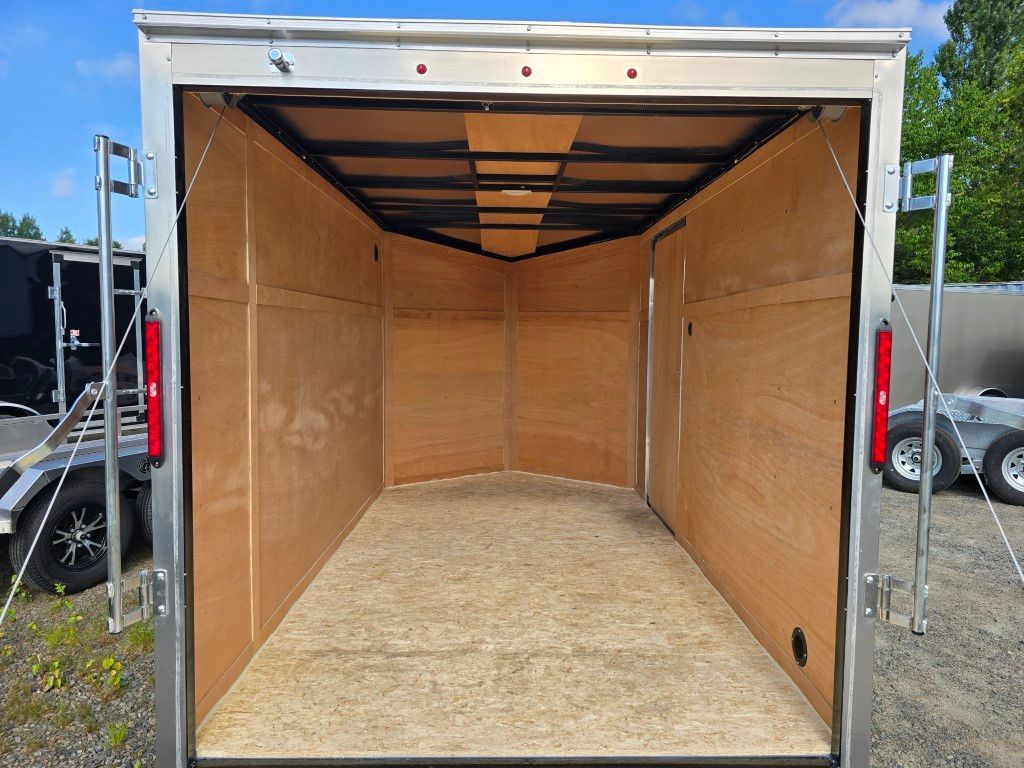 L'intérieur d'une remorque vide avec la porte ouverte.