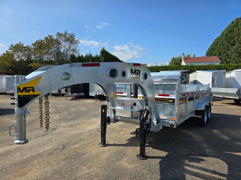 Remorque à col de cygne MR argentée avec touches de jaune, garée sur du gravier. Extérieur ensoleillé.