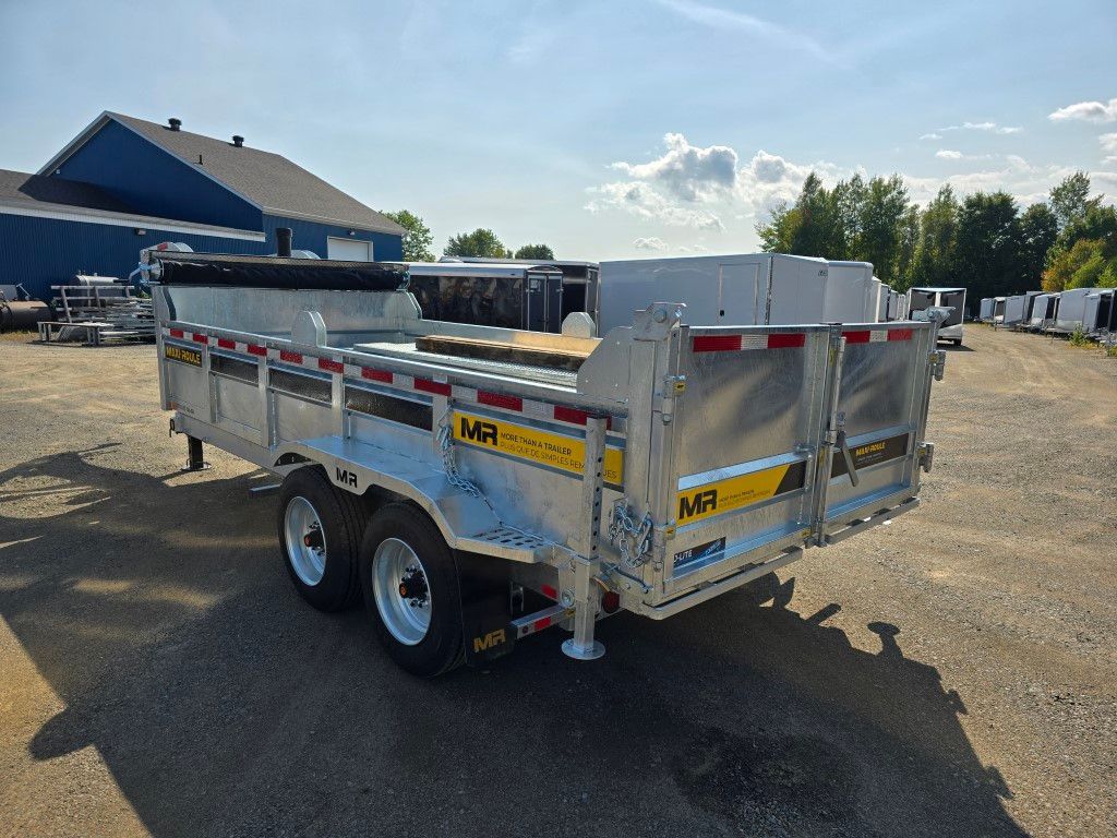 Une remorque à benne basculante en aluminium argenté avec des pneus noirs sur un terrain extérieur par une journée ensoleillée.