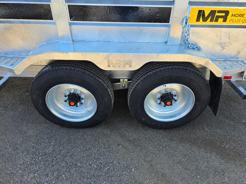 Remorque argentée avec deux pneus noirs et le logo MR sur le côté.
