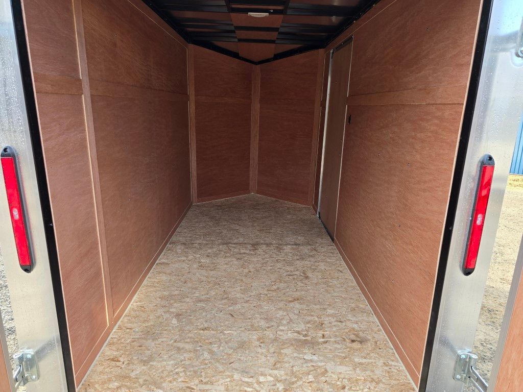 L'intérieur d'une remorque vide avec un plancher en bois.