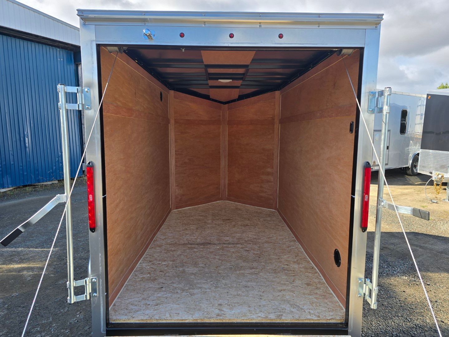 L'intérieur d'une remorque vide avec la porte ouverte.