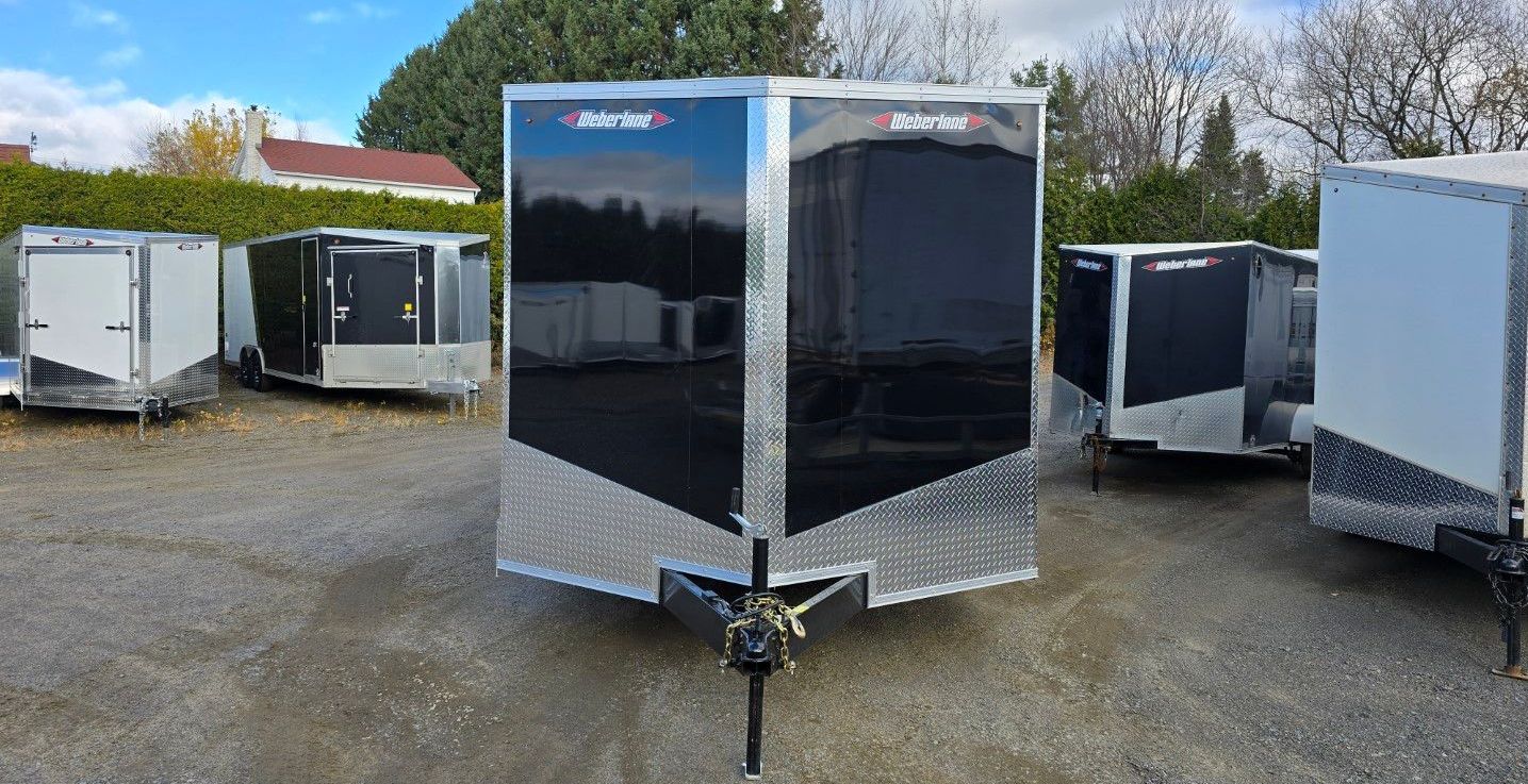 Un groupe de remorques est garé sur un parking.