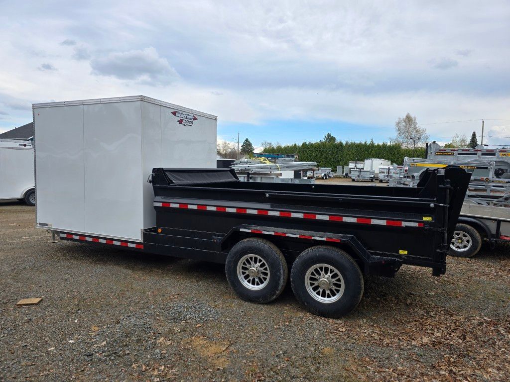 Une remorque à benne basculante avec une boîte blanche attachée est garée dans un terrain en gravier.