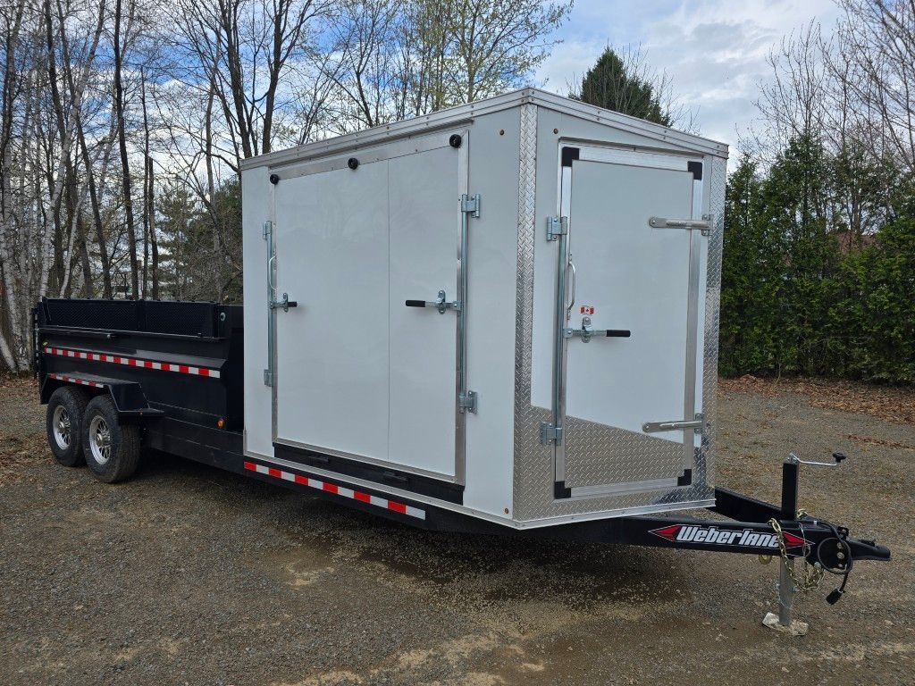 Une remorque blanche est posée sur une remorque noire.