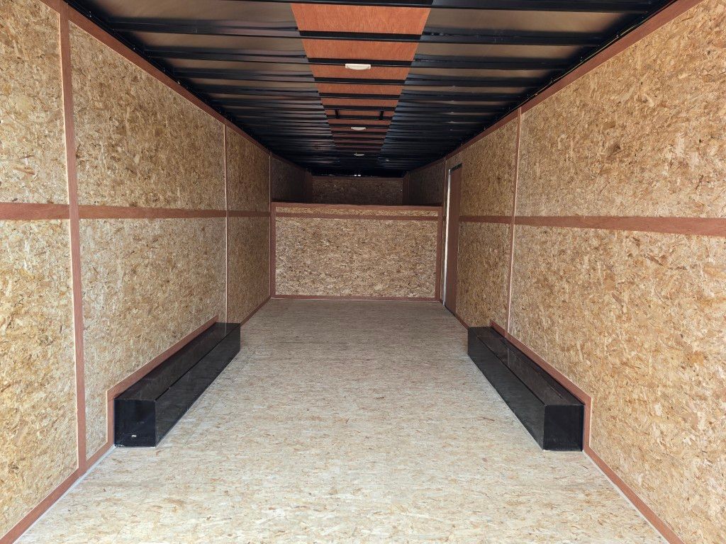 Un long couloir avec des murs en bois et un plancher en bois