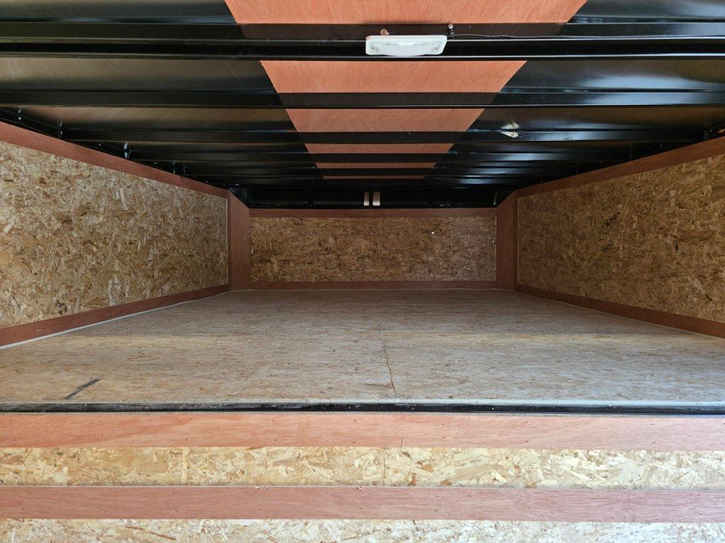 Une grande pièce vide avec un plancher et un plafond en bois.