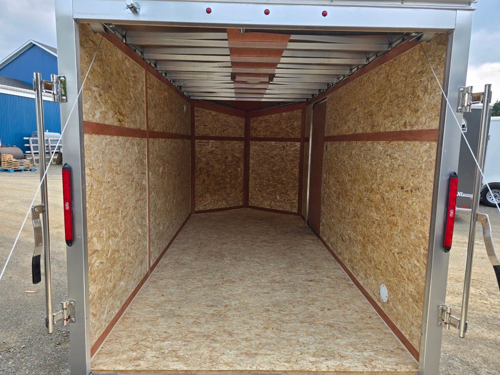 L'intérieur d'une remorque vide avec un plancher en bois.
