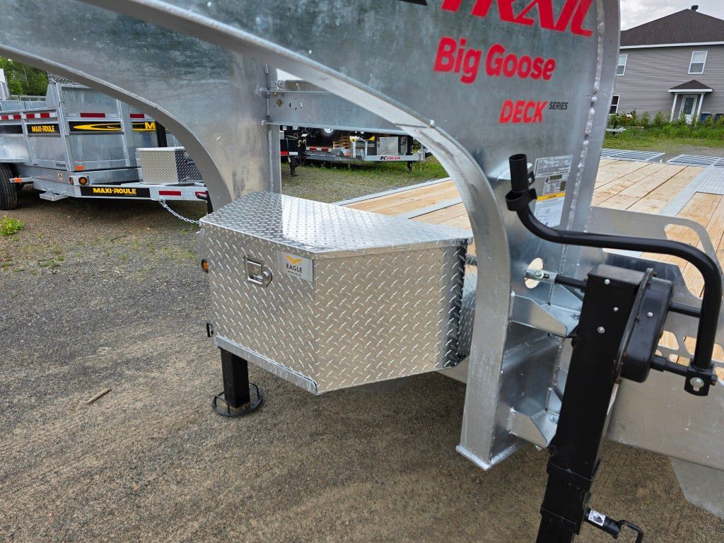 Une boîte en métal est fixée sur le côté d'une remorque.