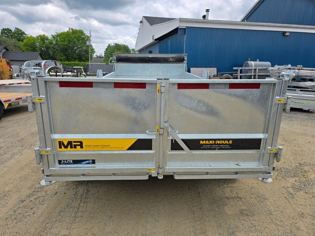 Vue arrière d'une remorque utilitaire argentée avec marquage jaune et noir, garée à l'extérieur.