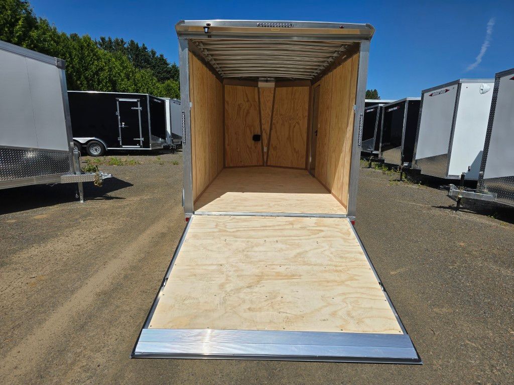 Intérieur de remorque cargo avec plancher en bois et rampe; stationnée à l'extérieur.