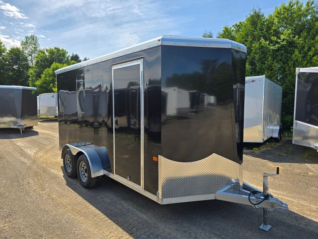Remorque fermée noire avec plaque avant en diamant argenté, stationnée à l'extérieur.