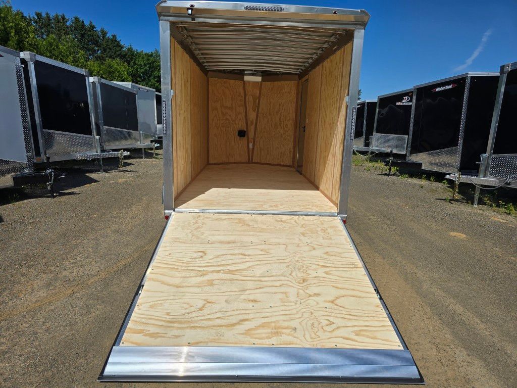 Remorque cargo ouverte avec plancher en bois et rampe.