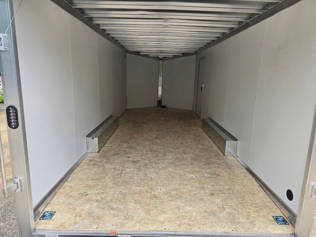 L'intérieur d'une remorque avec un plancher en bois.