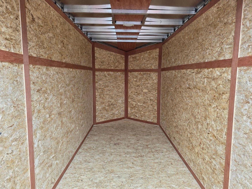 Une grande pièce vide avec des murs en bois et une structure en métal.