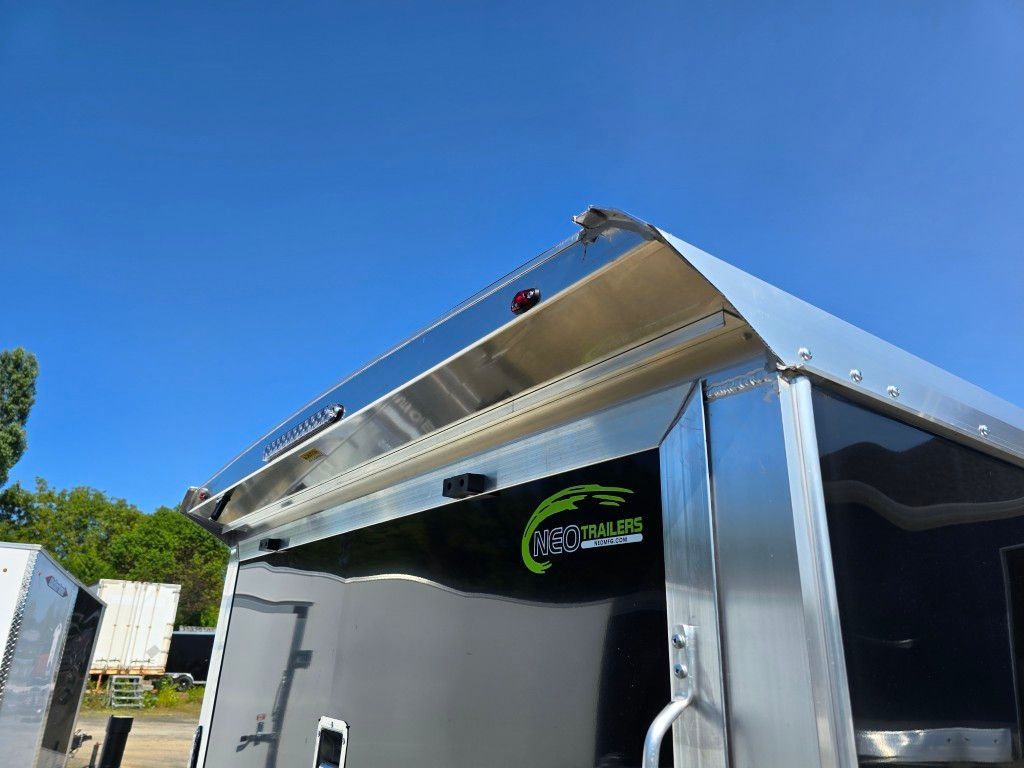 Garniture argentée brillante sur le toit d'une remorque noire contre le ciel bleu.