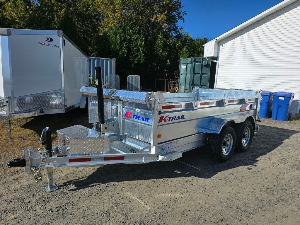 Remorque à benne basculante Silver K Trail à l'extérieur sur gravier.