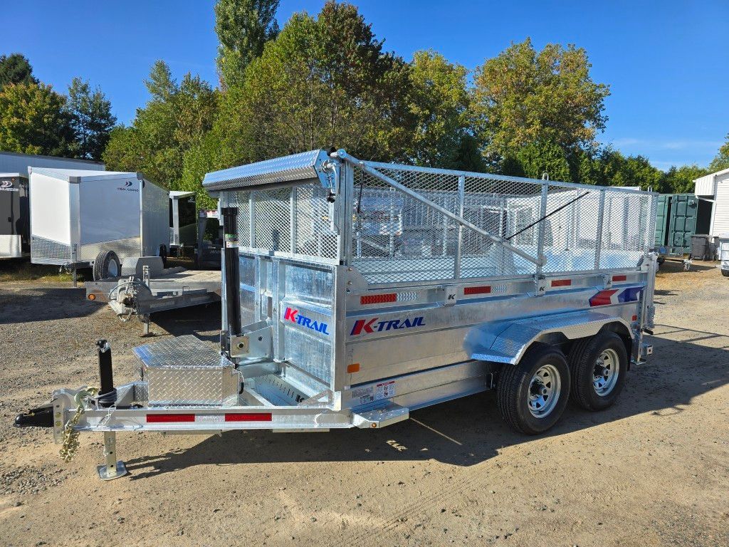 Remorque à bétail KBar argentée avec côtés et toit en filet, garée à l'extérieur.