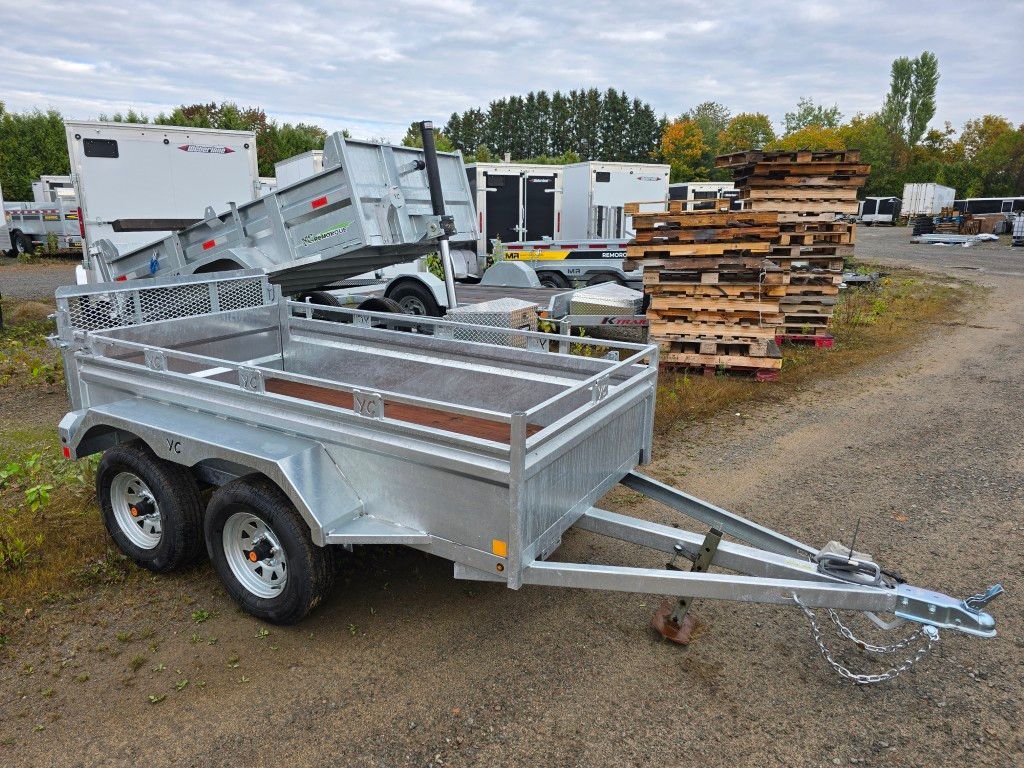 Remorque utilitaire argentée à roues doubles, stationnée à l'extérieur.