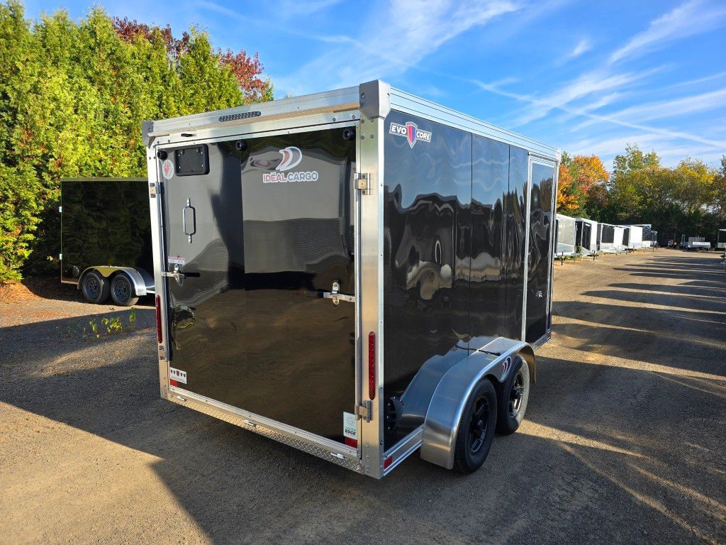 Remorque cargo fermée noire garée sur l'asphalte.