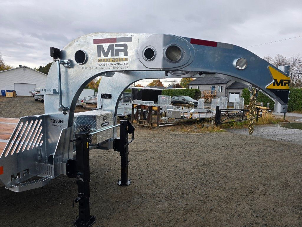 Structure de remorque en métal galvanisé avec logo « MR », stationnée à l'extérieur.