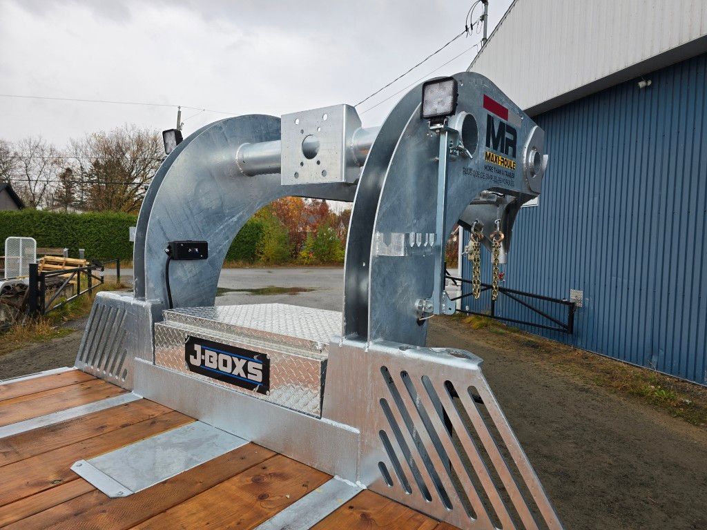 Arceau de remorque métallique avec feux, monté sur un plateau en bois, avec le logo « MR » visible.