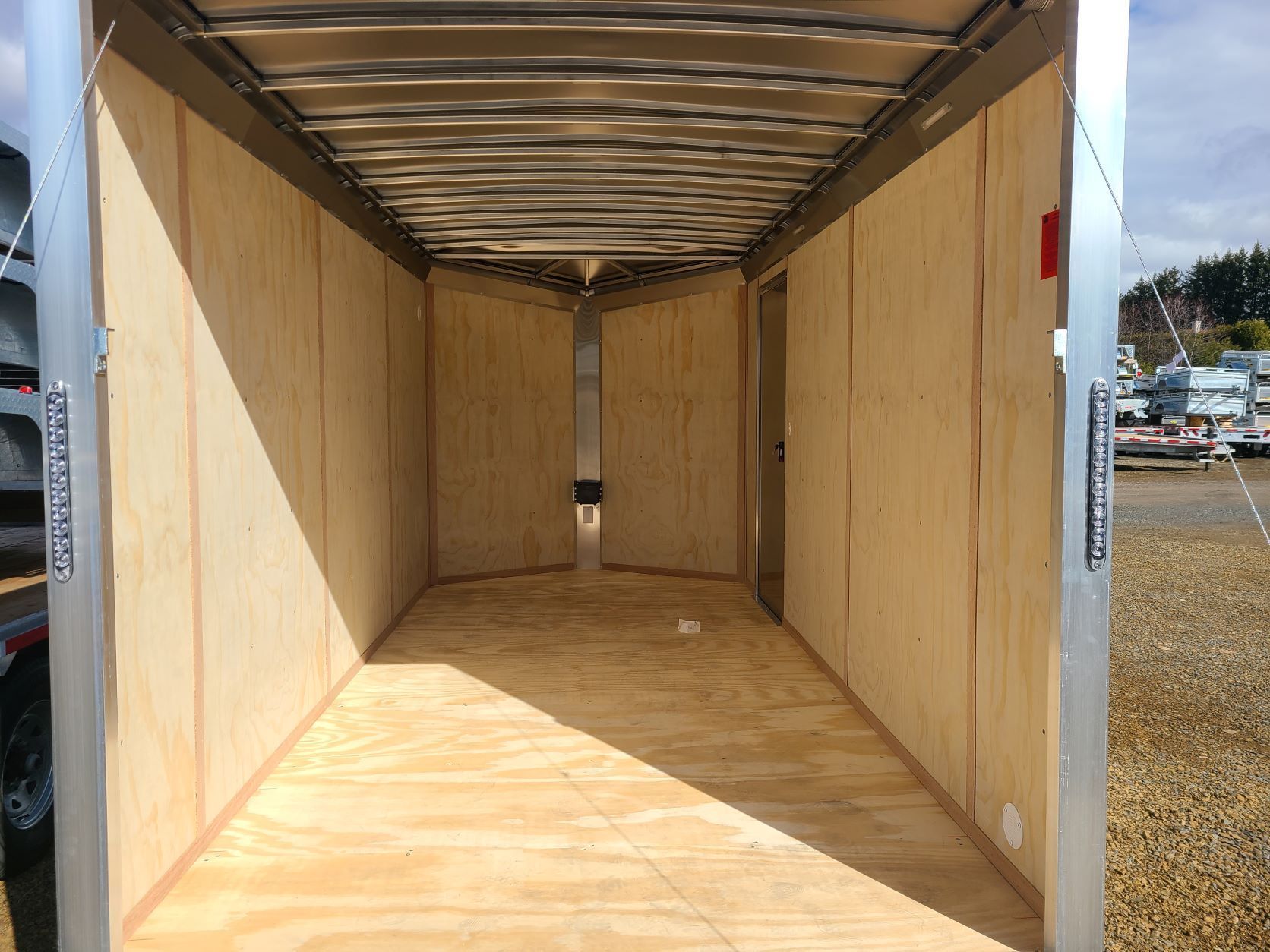 L'intérieur d'une remorque vide avec un plancher en bois.