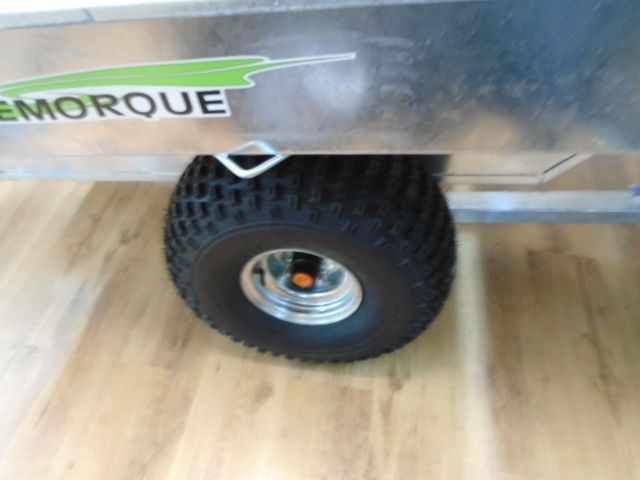 Un pneu sur une remorque sur lequel est écrit « emoroue »