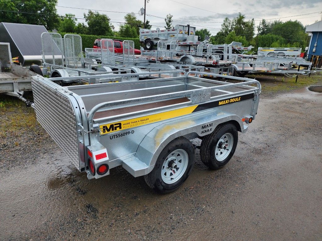 Une remorque est garée sur le bord de la route.