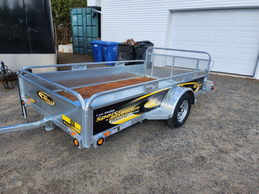 Une remorque est garée devant une porte de garage.