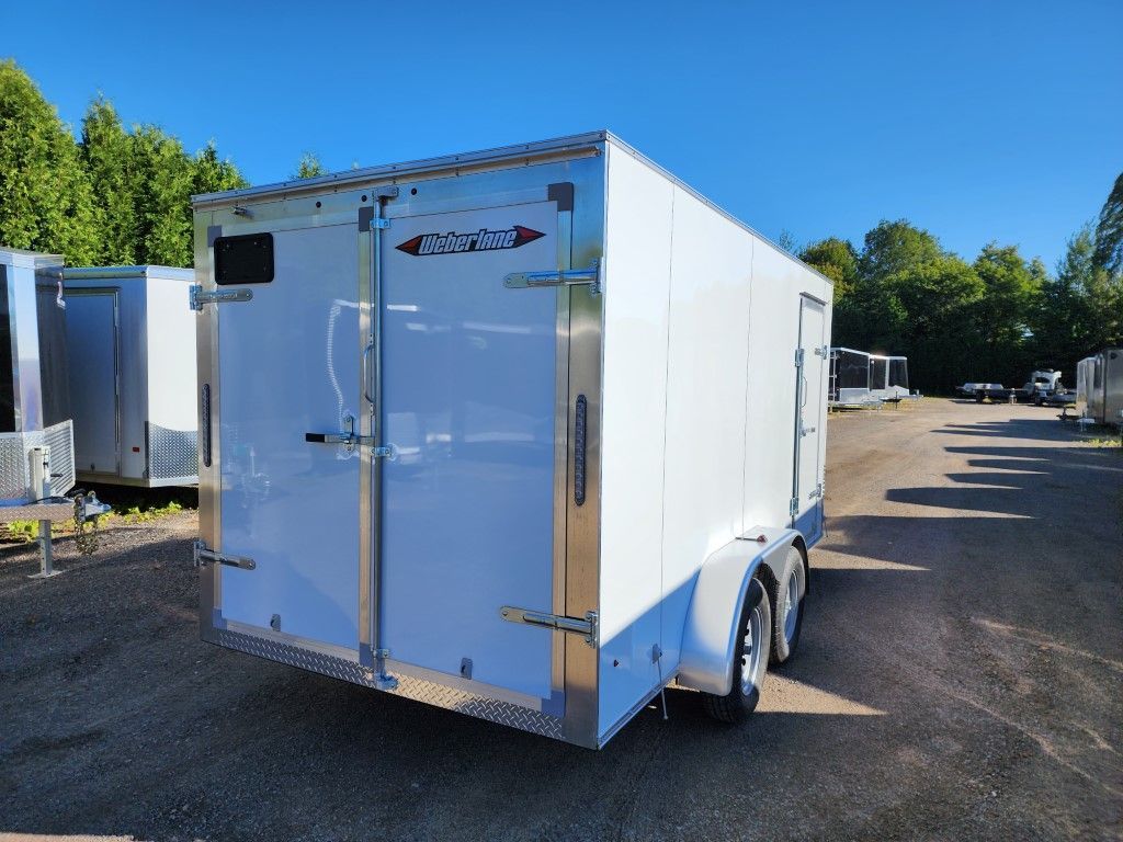 Une remorque blanche est garée sur un parking.