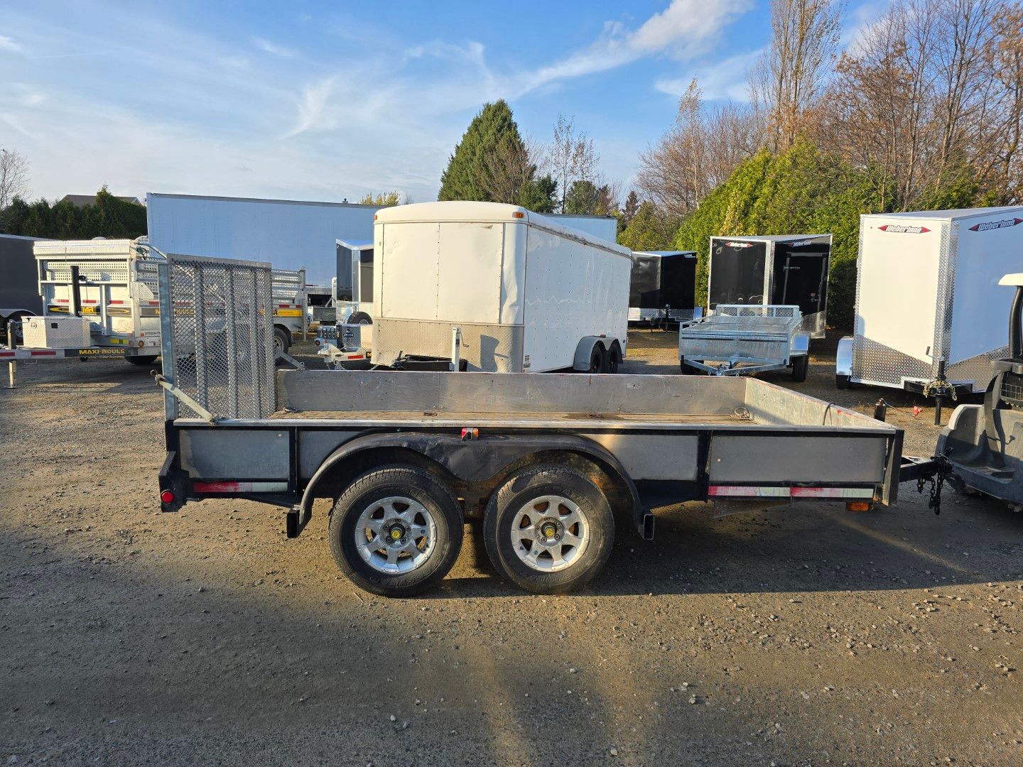 Une remorque est garée sur un terrain avec d'autres remorques.