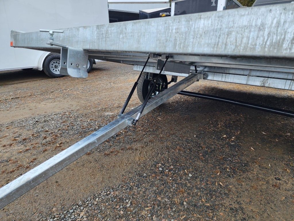 Une remorque est garée sur un terrain en gravier.