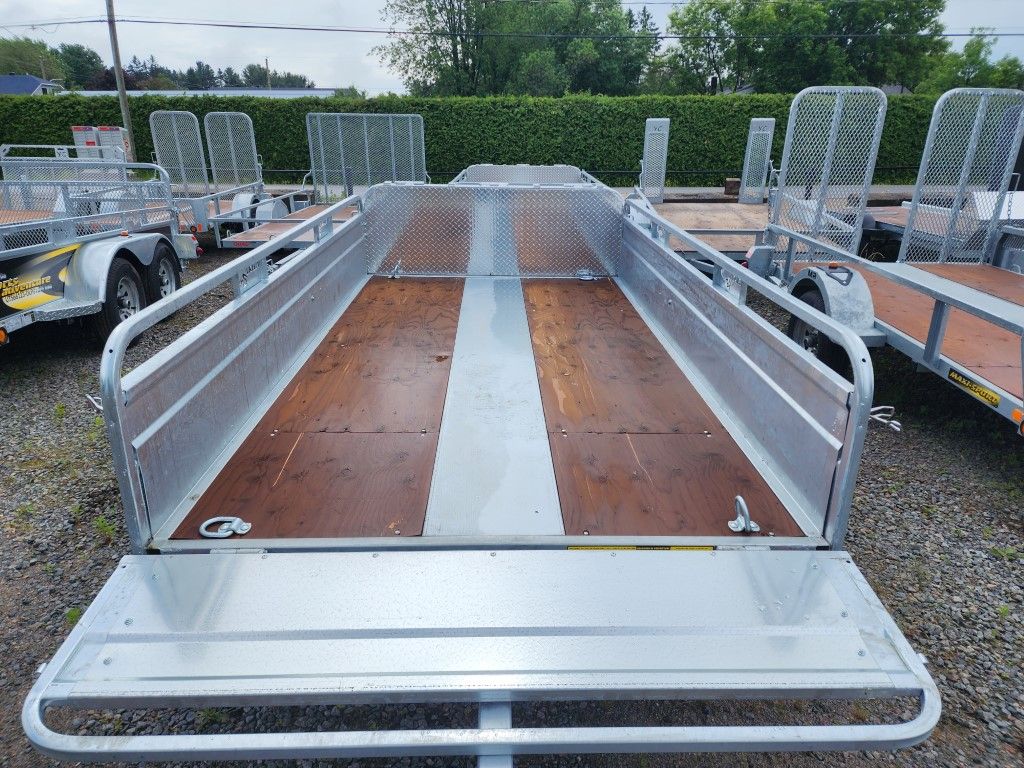 Une remorque avec un plancher en bois et un châssis en métal