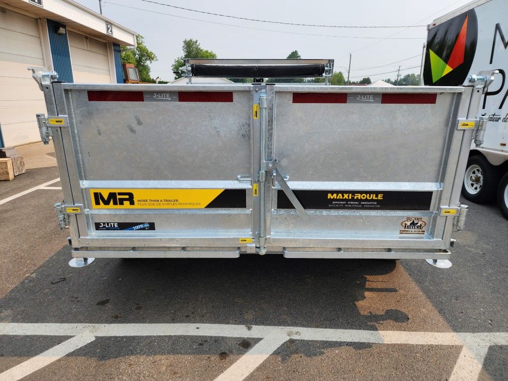 Une remorque à benne basculante est garée sur un parking