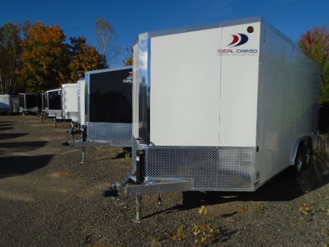 Un tas de remorques sont garées les unes à côté des autres avec un panneau indiquant « belle voiture »