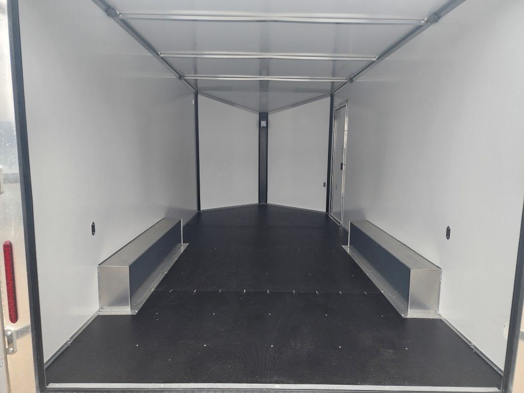 L'intérieur d'une remorque vide avec un sol noir