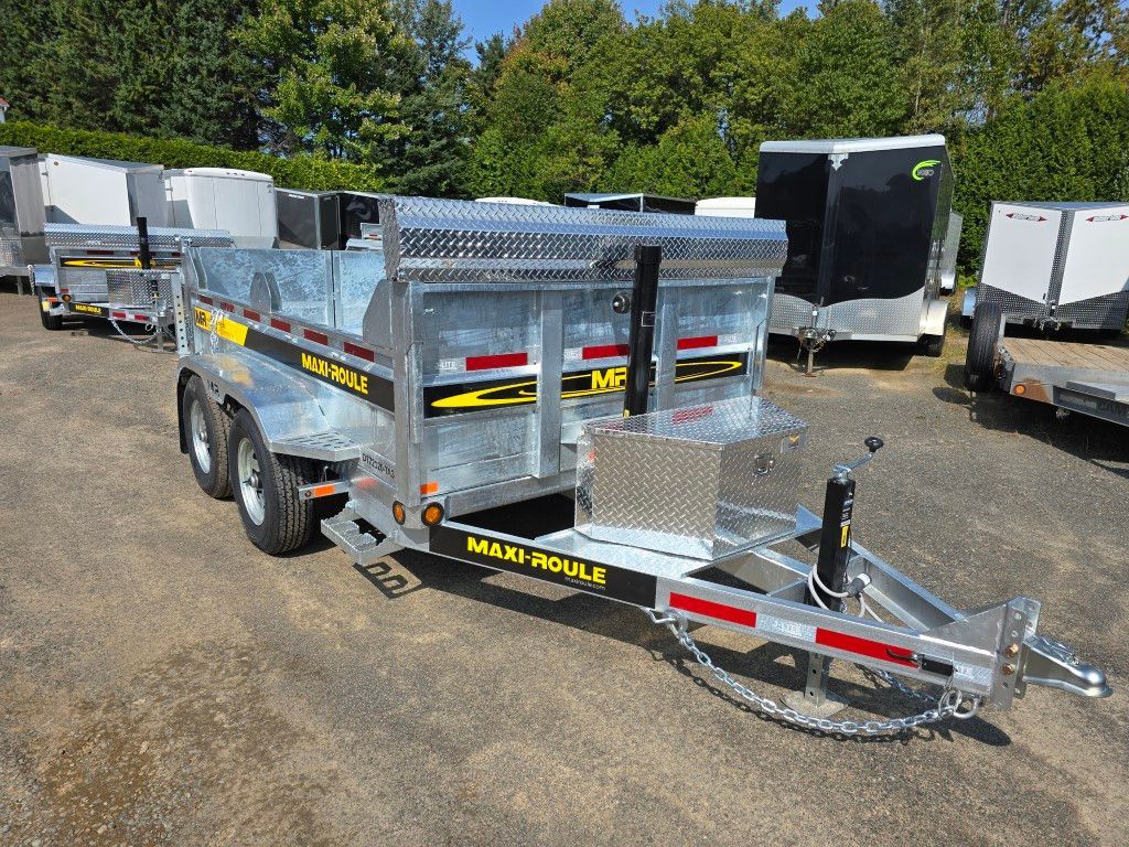 Une remorque est garée dans un parking avec d'autres remorques.