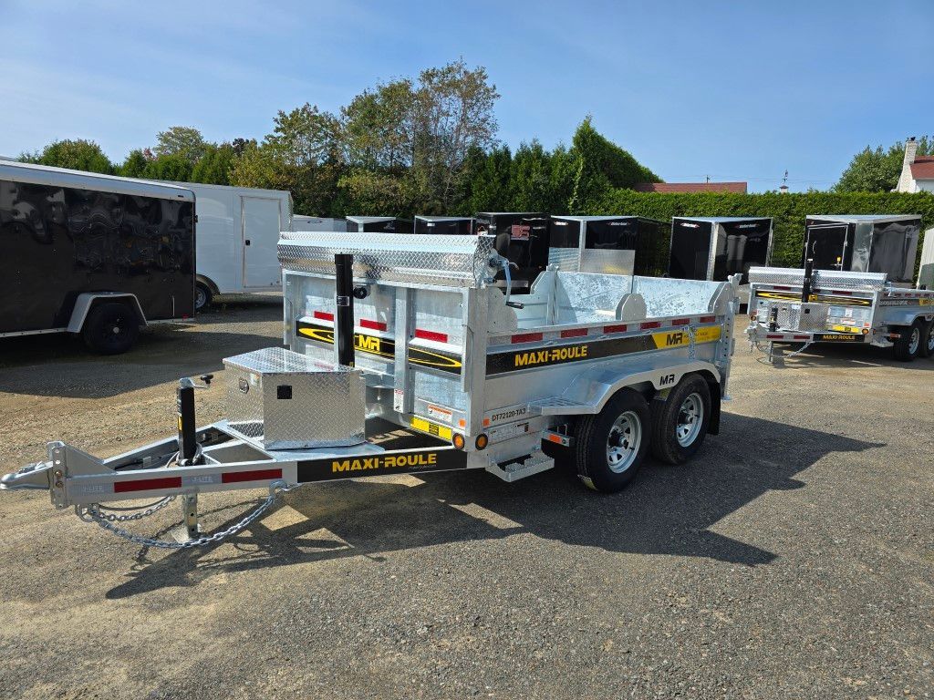 Une remorque à benne basculante est garée dans un parking.