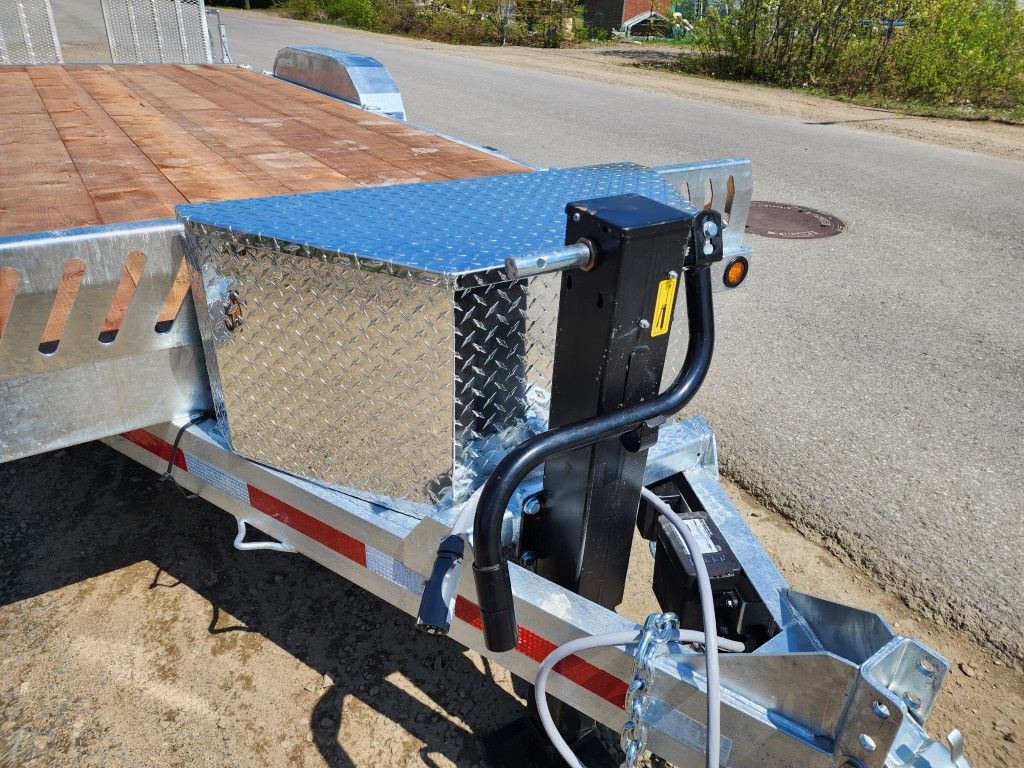 Une remorque est garée sur le bord de la route.