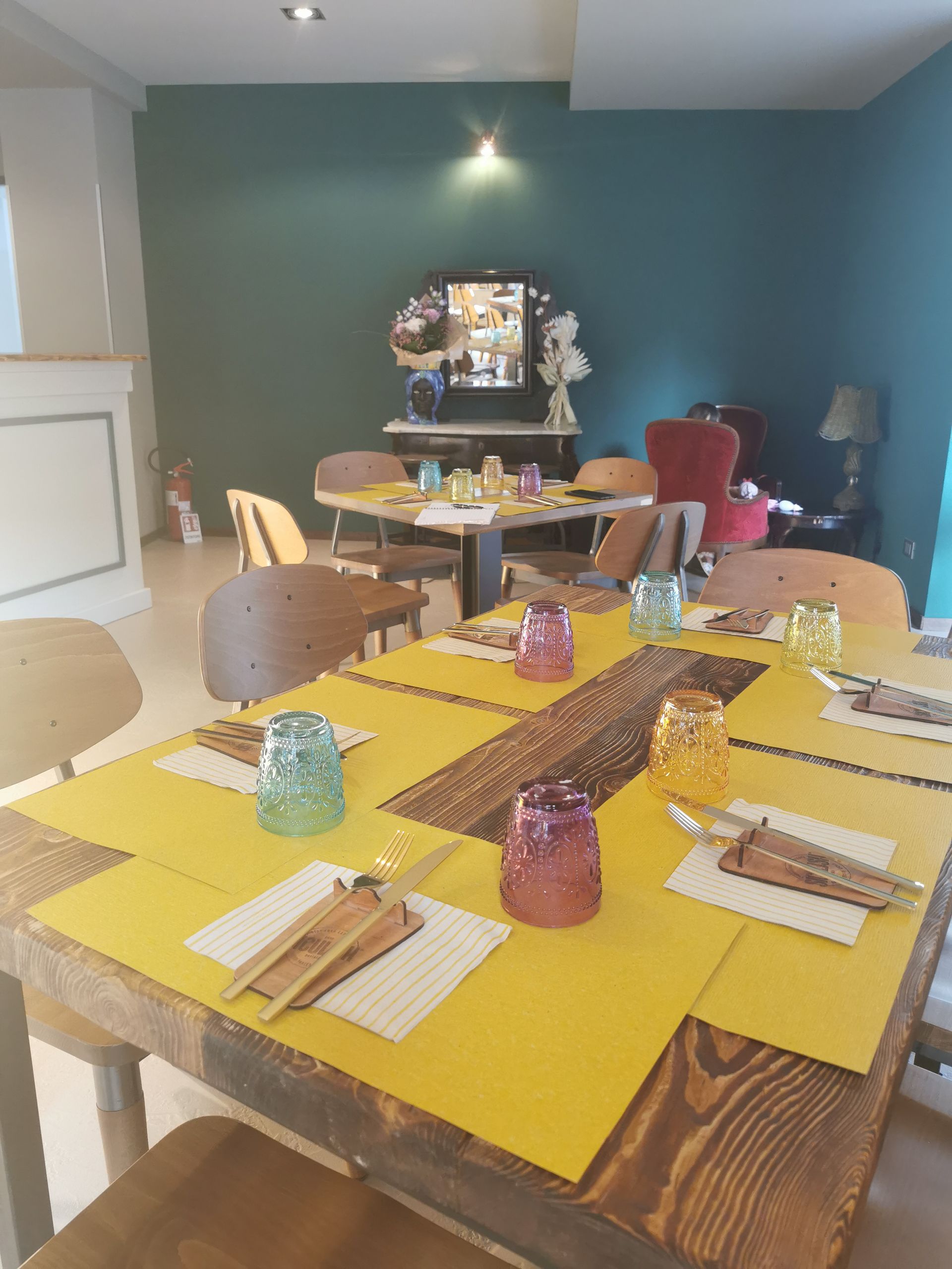 Un ristorante con tavoli e sedie apparecchiati per un pasto