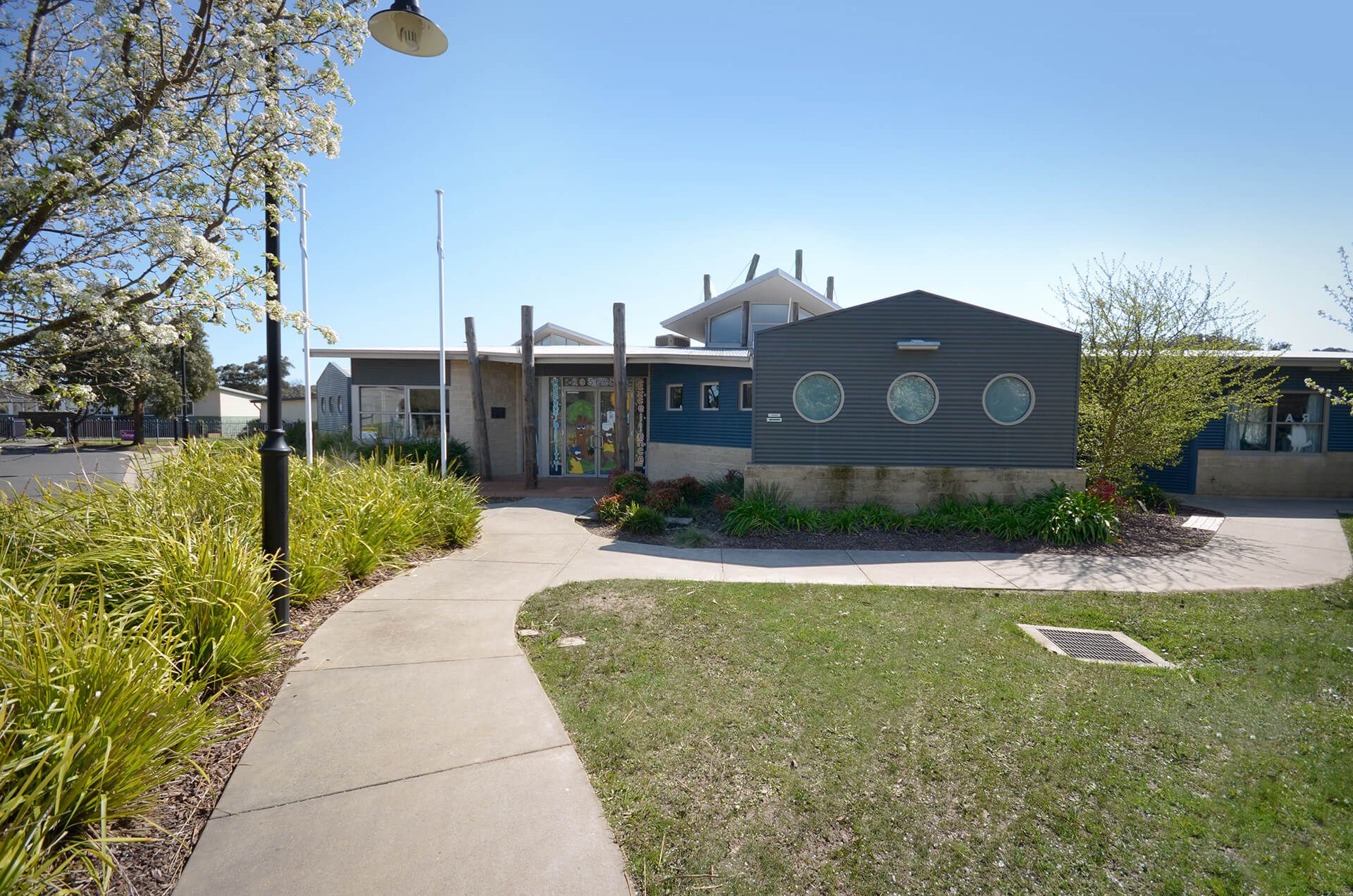 Woady Yaloak Primary School, Exterior