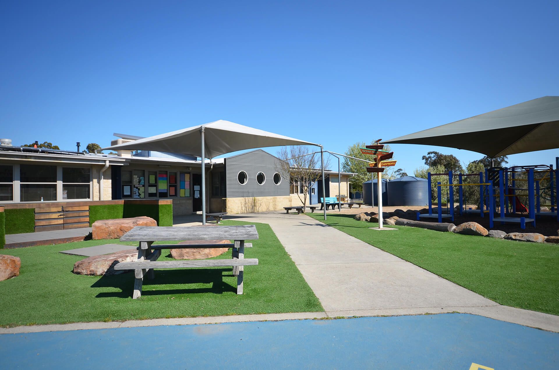 Woady Yaloak Primary School, Exterior