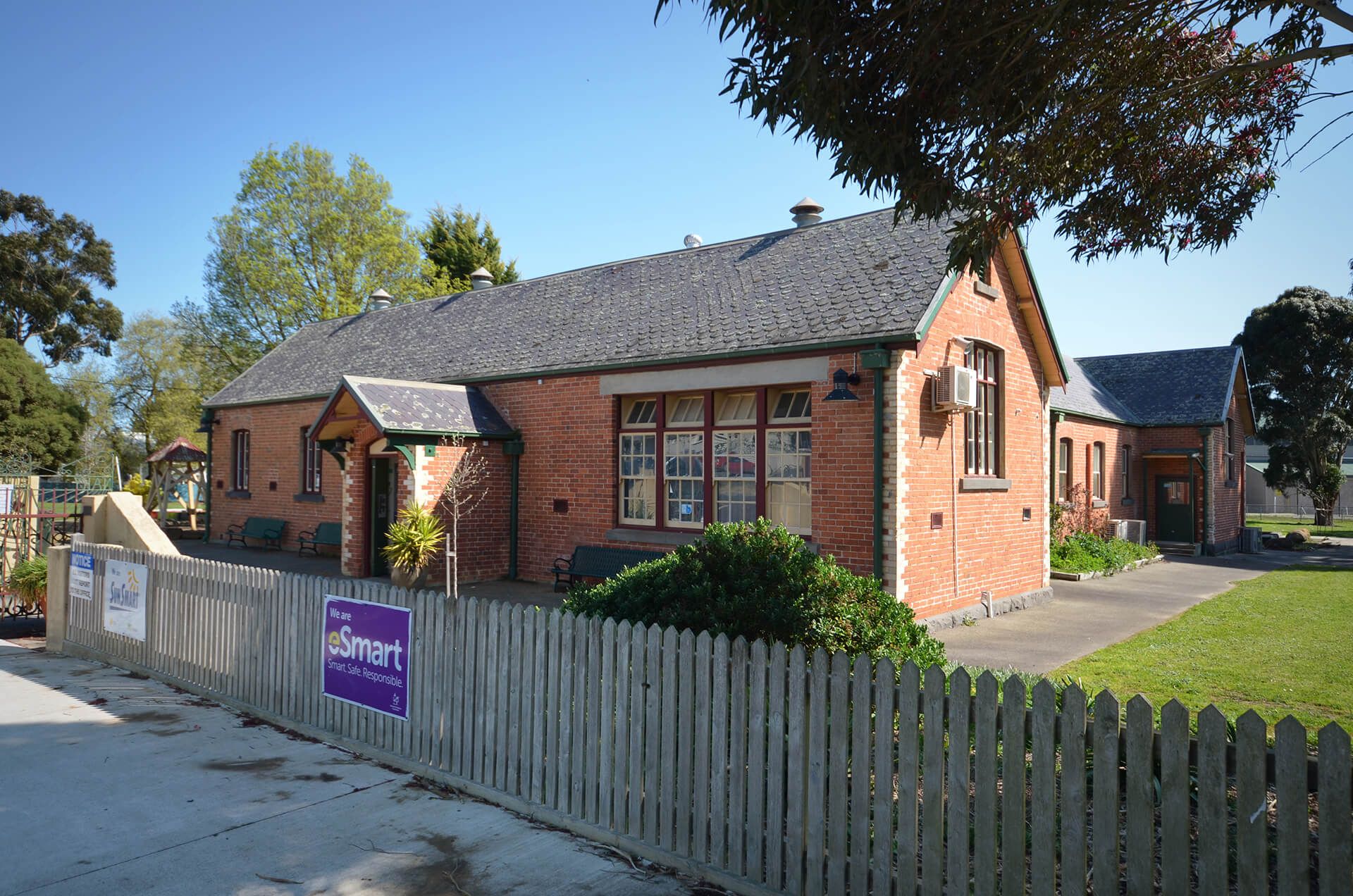 Woady Yaloak Primary School, Exterior
