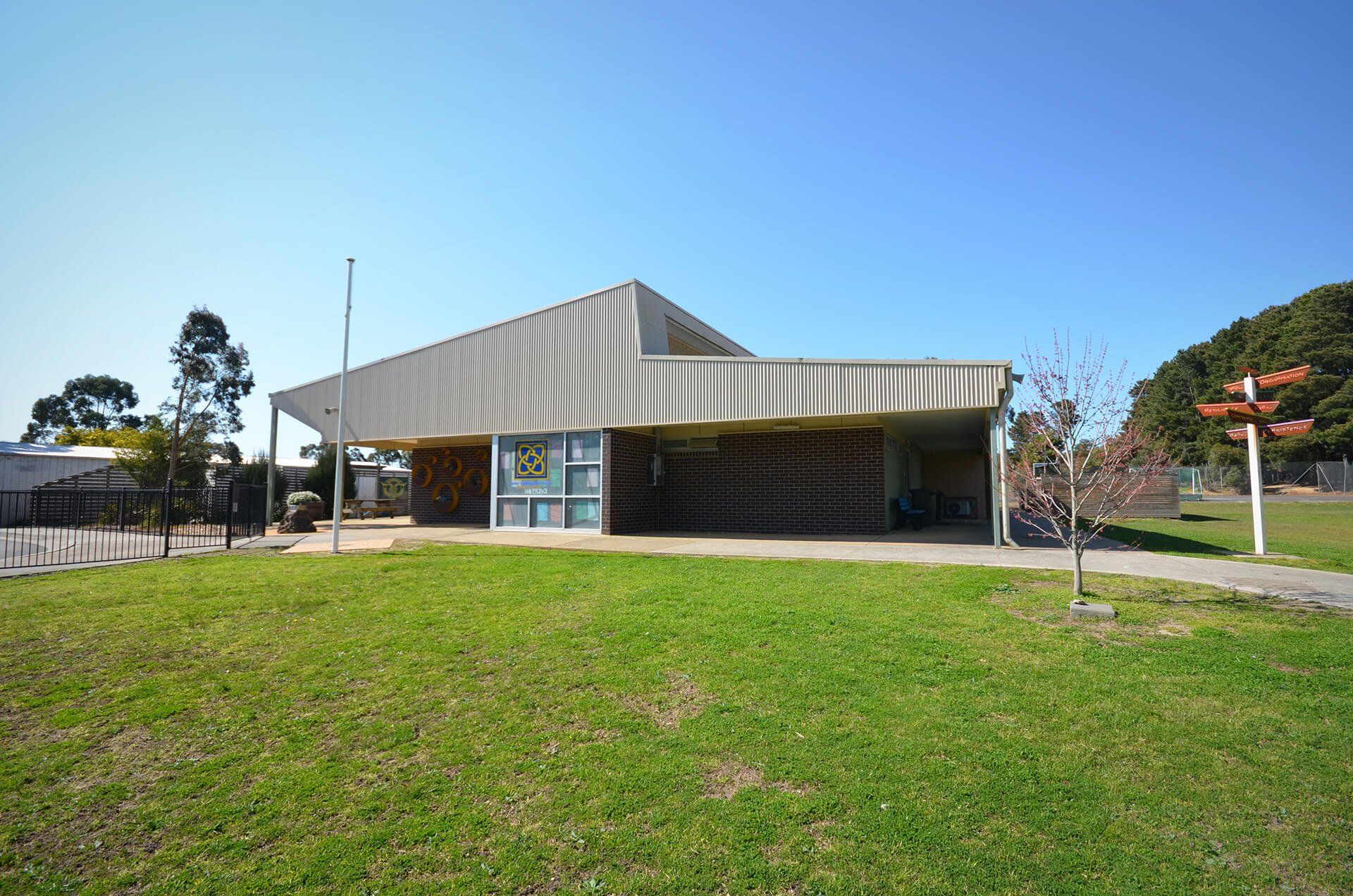 Woady Yaloak Primary School, Exterior