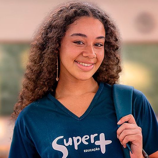 uma garota vestindo uma camisa azul com a palavra super+